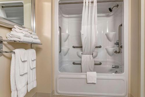 圣约翰阿姆斯特丹奎斯皮斯米斯品质套房酒店 的带淋浴和白色毛巾的浴室