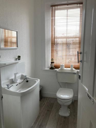 爱丁堡鹿头旅馆的白色的浴室设有卫生间和水槽。