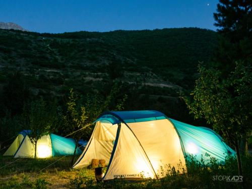 戈里斯Camp'in Goris的两个帐篷,晚上坐在草地上
