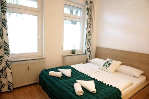 柏林StayBearlin Apartments Prenzlauer Berg Dunckerstraße的一间卧室配有一张大床和两个枕头