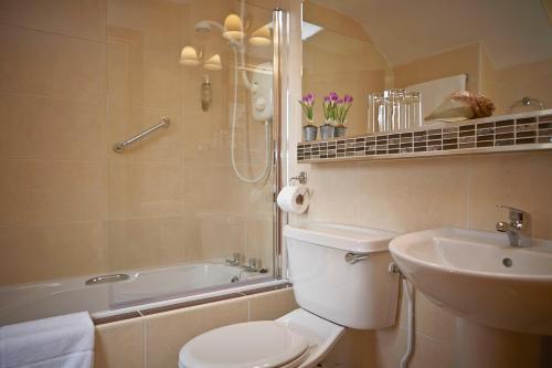 杜林Cullinan's Guesthouse的浴室配有卫生间、盥洗盆和浴缸。