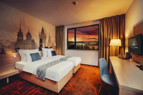 布拉格Iris Hotel Eden - Czech Leading Hotels的配有一张床、一张书桌和一扇窗户的酒店客房