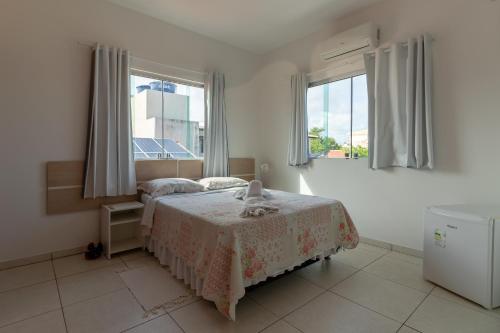 马拉戈日梅朗民宿的一间卧室设有一张床和两个窗户。