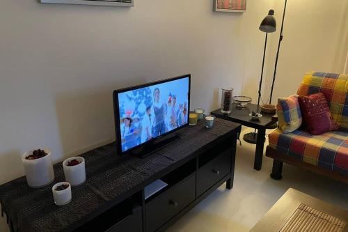 TolloCasa del Sole的客厅配有餐桌上的平面电视