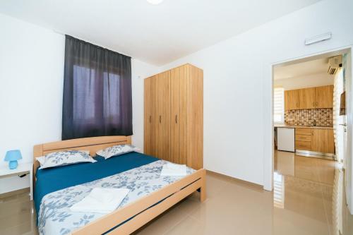 多布拉沃达Apartments Nahla的一间卧室配有一张床和一间厨房