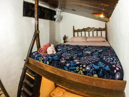 阿布拉奥Ready Camp e Suítes da Cachoeira的一间设有一张床铺的卧室,位于带三脚架的房间
