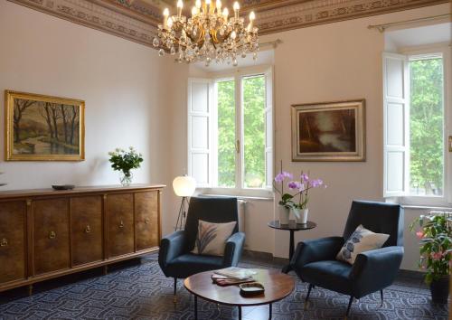 比萨Le Muse的客厅配有两把椅子和吊灯