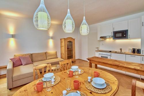 梅尔克Altstadt Apartments Melk mit Sauna的客厅配有沙发和桌子