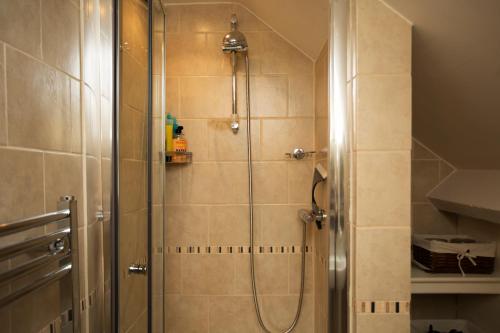 布鲁顿特克斯霍尔旅馆的浴室里设有玻璃门淋浴