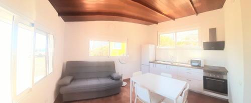 弗龙特拉Vista al Mar的客厅配有沙发和桌子