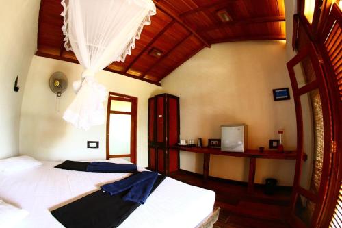 埃拉埃拉奥克利奇小屋酒店的一间卧室设有两张床和窗户。
