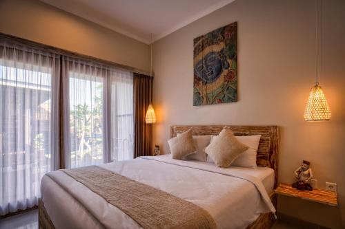 努沙杜瓦Kubu Dimel Suites and Villas Resort的一间卧室设有一张大床和一个大窗户