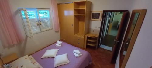 坎普尔Zvjezdana的一间小卧室,配有一张紫色的床和镜子