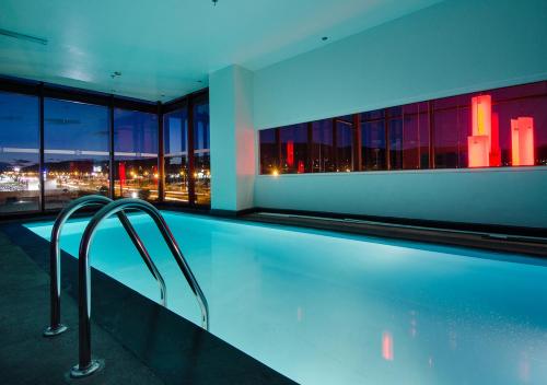 普埃布拉普埃布拉华美达安可酒店的一座游泳池,位于一座享有城市美景的建筑内
