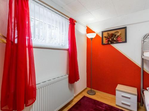 DamshagenPleasant Apartment in Damshagen with Terrace and Barbecue的一间卧室设有红色窗帘和窗户