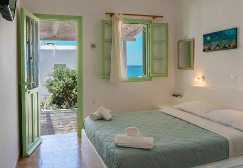 安迪帕罗斯岛Sunset Studios & Rooms的一间卧室设有一张床,享有海景