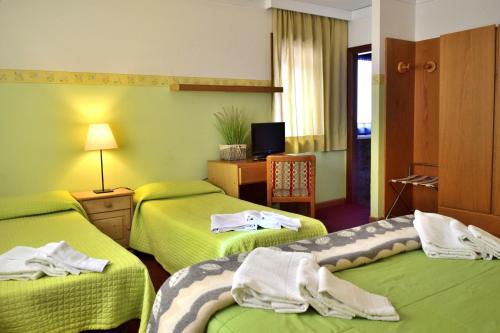 马津瓦久蕾酒店的酒店客房设有两张床和电视。