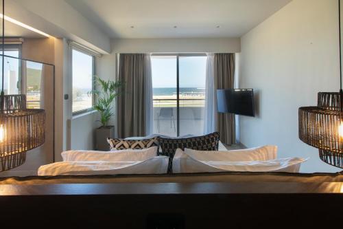 斯塔夫罗斯Allonda Seafront Experience的带沙发的客厅,享有海景