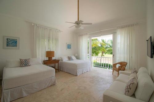 蓬塔卡纳Golf-front villa with large spaces, staff and pool, situated in luxury beach resort的相册照片