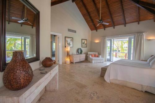 蓬塔卡纳Spacious lake front villa with in-room jacuzzis in luxury golf and beach resort的一间卧室设有一张大床和一个大窗户