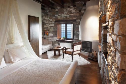 莫雷逊阿迪斯奥内露旅馆的一间卧室设有一张床和石墙