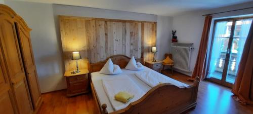 伦格里斯Zum Heisn的一间卧室配有带白色床单和枕头的床。