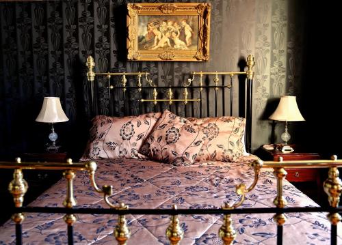 悉尼莎士比亚酒店的一间卧室配有一张床和两盏灯。
