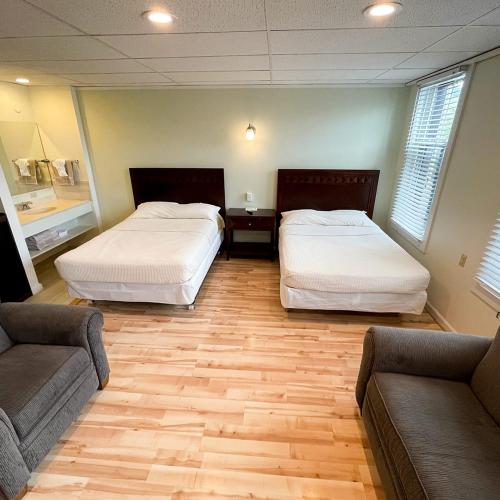 库珀斯敦Baseball Town Motel的一间客房配有两张床和一张沙发
