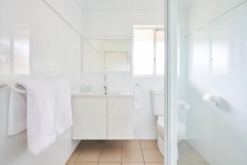 伯马吉Harbourview House的白色的浴室设有水槽和卫生间。