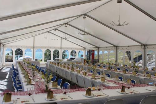 赫曼斯沃克松恩峡湾酒店的帐篷,用来举办带桌椅的宴会