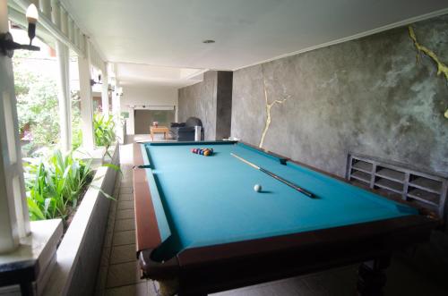 泗水Country Heritage Hotel的一张位于房间中间的台球桌