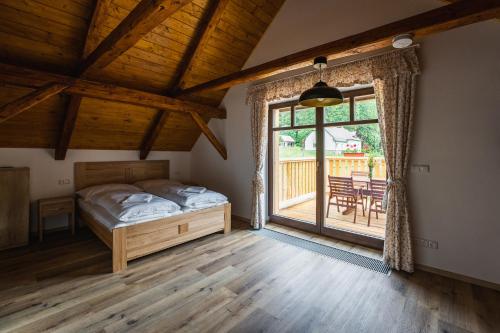 KyčeraApartmány Mezivodí的一间卧室设有一张床和一个大窗户