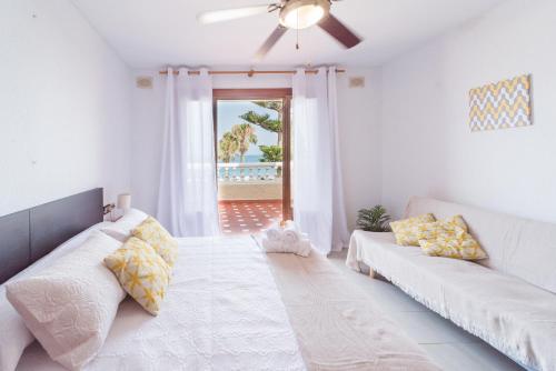 滨海罗克塔斯Expoholidays-Chalet Bahari primera linea de playa的带沙发和吊扇的客厅