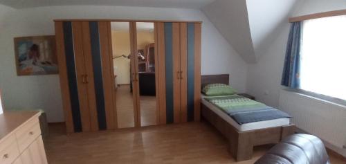 HidegségFoki Vendégház的小房间设有床和镜子
