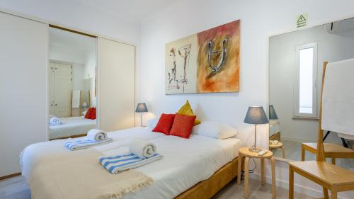 法鲁3 Bed Holiday Home Lakeside Village Quinta Do Lago的一间卧室配有一张大床和毛巾