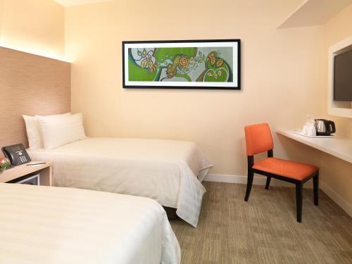 雪邦萨玛萨玛KLIA2快捷酒店（航空中转酒店） 的酒店客房,配有两张床和椅子