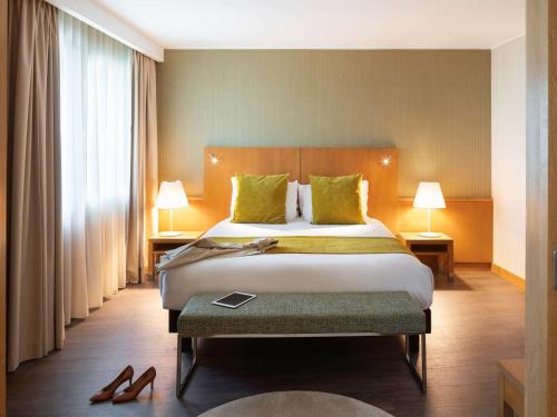加亚新城波尔图盖亚美居酒店的酒店客房,配有一张床和两盏灯