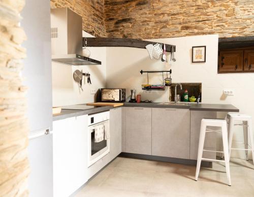 卢戈Finca Eiras的一间带柜台和炉灶的小厨房