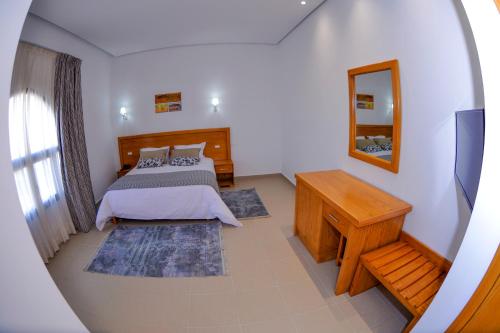 El JemDAR AMMAR的一间卧室配有一张床和镜子