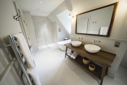 胡克高地公园酒店的浴室配有2个盥洗盆和1个浴缸。