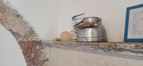 库特罗菲安诺Otium Salento的茶壶和鸡蛋的柜台