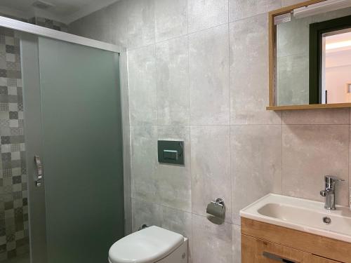 费特希耶Kent Otel的带淋浴、卫生间和盥洗盆的浴室