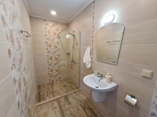 拉夫达Villa Yanevi的白色的浴室设有水槽和镜子