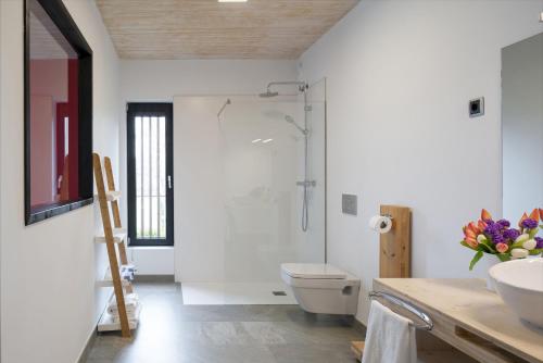 CanalaHemingway casa rural Kanala的带淋浴、卫生间和盥洗盆的浴室