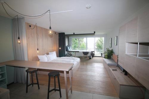 阿舍贝格Junior-Suite "Bellavista" mit Seeblick的一间卧室配有一张床、一张桌子和一张书桌