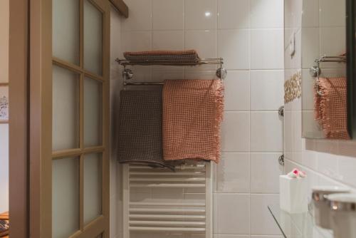 科隆热La douce France的浴室配有带毛巾的步入式淋浴间。