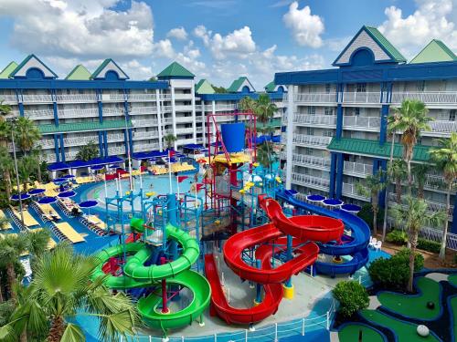奥兰多尼克套房度假酒店的度假村内带水滑梯的大型游泳池