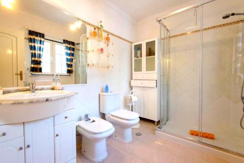 米尔芳提斯城Villa - Duna Parque Group的一间带水槽、卫生间和淋浴的浴室