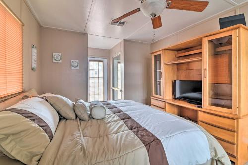 奥本代尔Pet-Friendly Auburndale House with Lake Views!的一间卧室配有一张大床和一台平面电视
