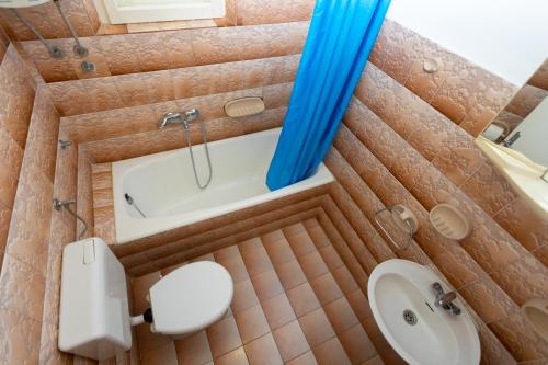 伯德古拉Apartmani Vranjes 2的带浴缸、卫生间和盥洗盆的浴室